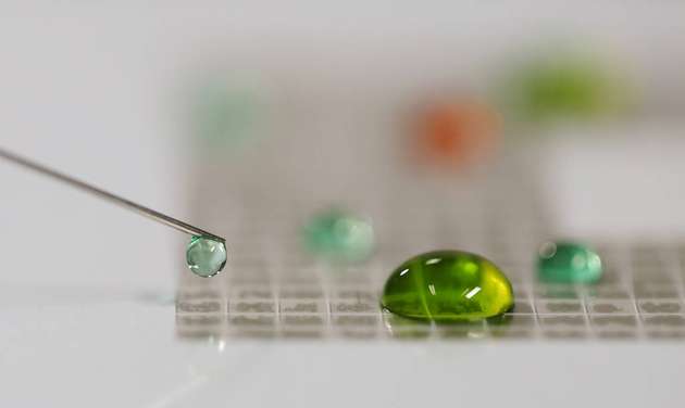 Dosieren einer biologischen Probe auf dem programmierbaren Chip mittels Pipette. 