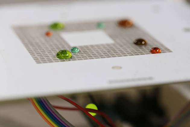 Die Seitenansicht des programmierbaren Chips zeigt die Verdrahtung, die die Ansteuerung und Abtastung von Tröpfchen unterstützt.