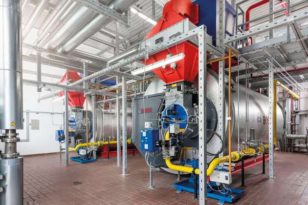 Die zwei neuen Bosch-Dampfkessel UL-S können zusammen fast 30 t/h Dampf für die verschiedenen Erhitzungsverfahren in der Milchverarbeitung erzeugen.