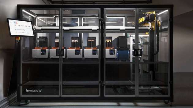 Mit Form Cell hat das Unternehmen Formlabs kürzlich eine automatisierte Fertigungsinsel vorgestellt. Sie integriert mehrere SLS-3D-Drucker in einem System, dazu eine Reinigungsanlage für die produzierten Teile, ein mobiles Lagerregal und einen Roboterarm für den automatischen Arbeitsablauf.