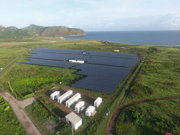Die SMA Solar Technology und ihre Tochtergesellschaft haben das im vergangenen Jahr in Betrieb gegangene PV-Diesel-Hybrid-System erweitert. Der Einsatz der neuen Sunny Central Storage 2200-Batteriewechselrichter mit netzbildenden Eigenschaften ermöglicht es erstmals, die Diesel­generatoren vollautomatisch abzuschalten, ohne die Stabilität des Stromnetzes zu beeinträchtigen.