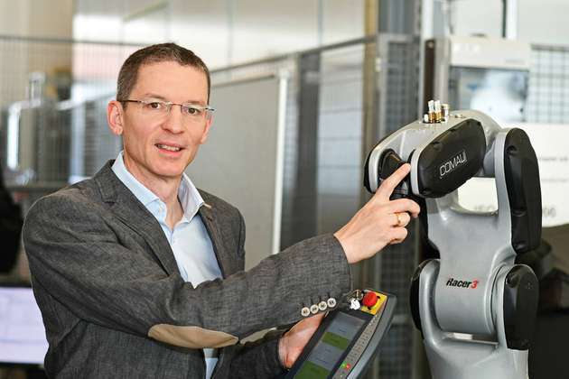 Mit KeSafe ist eine richtige Zusammenarbeit von Mensch und Roboter möglich. Schon bei einer leichten Berührung pausiert der Roboter und setzt seine Arbeit nach dem Loslassen fort (im Bild Stefan Frauscher, Produktmanager KeSafe).