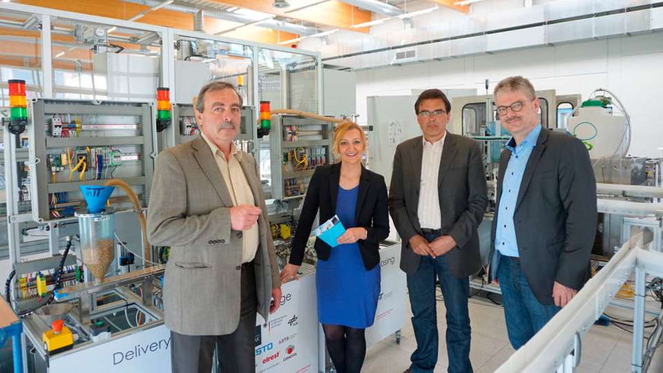 Auftakt erster gemeinsamer Industrie-4.0-Projekte (v.l.n.r.): Werner Varro (TÜV Süd), Sybille Hilker (CIIT-Geschäftsleitung), Professor Jürgen Jasperneite (CIIT-Vorstandsvorsitzender) und Dr. Detlev Richter (TÜV Süd) besprechen in der SmartFactoryOWL nächste Projekte innerhalb des CIIT-Partnerverbunds.
