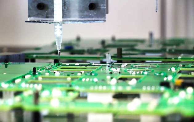 Der automatisierte Leiterplatten-Vollverguss im Dam-and-Fill-Verfahren schützt die Elektronik vor Feuchtigkeit, Temperaturwechsel und Vibrationen.