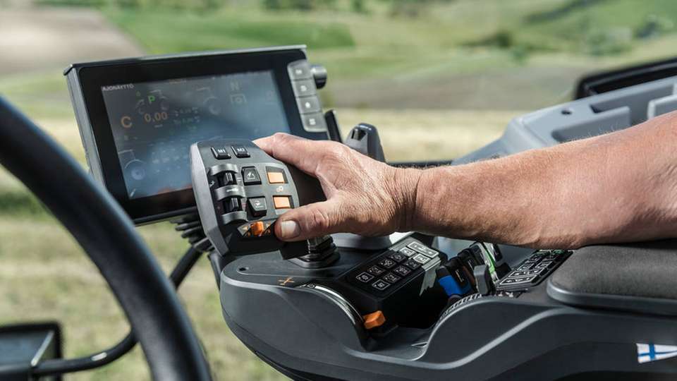 Alles im Griff: Der neue entwickelte Multifunktions-Fahrhebel ist die zentrale Bedieneinheit der SmartTouch-Armlehne.