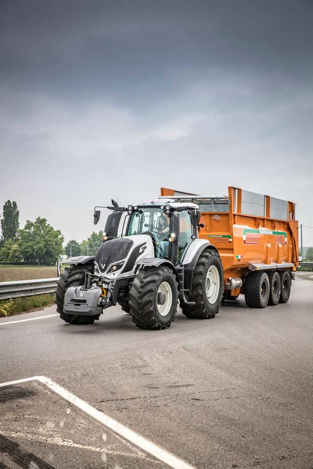 Valtra-Schlepper aus der T-Serie. Die SmartTouch-Armlehne kommt in den aktuellen Generationen der Baureihen T und S zum Einsatz. 