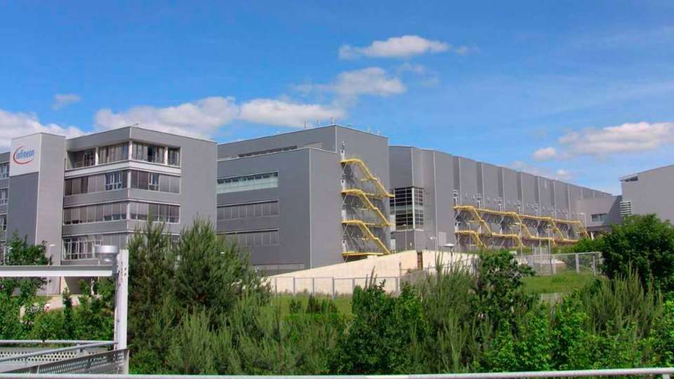 Mit rund 2.200 Mitarbeitern ist Infineon Dresden einer der größten und modernsten Standorte für die Fertigung und Technologieentwicklung des Konzerns. Im Rahmen der Nachhaltigkeitsstrategie bei Infineon installierte Robotron am Standort Dresden ein Kennzahlen-Monitoring für die Energieeffizienz der Anlagen.