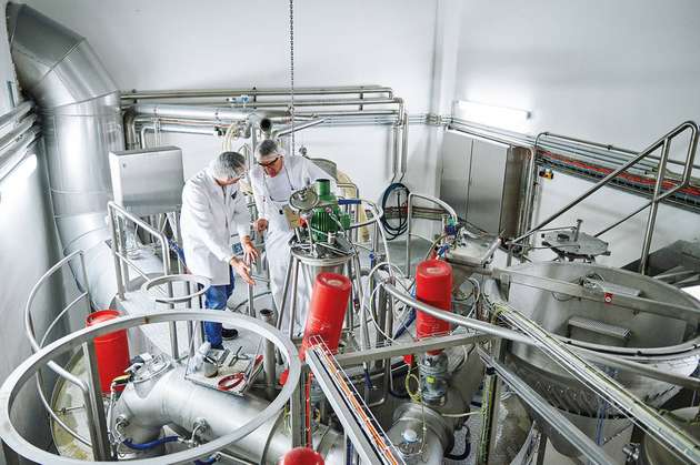 Die industrielle Produktion von Aromastoffen, -extrakten und komplexen Gemischen erfordert moderne Sicherheitsstandards. 