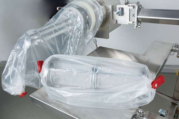 Basierend auf der seit Jahren bewährten Siebmaschine DA und der in der pharmazeutischen Industrie gängigen Praxis von flexiblen Containmentsystemen wurde die Möglichkeit geschaffen, die bekannte Inspektionsluke ohne Staubaustritt zu öffnen und so die Siebkontrolle ohne Staubaustritt durchzuführen. Des Weiteren kann ein Siebkorbwechsel sowie der Austausch der Dosierschnecke unter Containment-Bedingungen realisiert werden.

Die Besonderheit des Maschinentyps DA ist, dass aufgrund der Eigendosierung kein vorgeschaltetes Dosierorgan erforderlich ist. Die Dosierleistung der eingebauten Zuführschnecke kann über Frequenzumrichter an die produktspezifischen Erfordernisse angepasst werden.