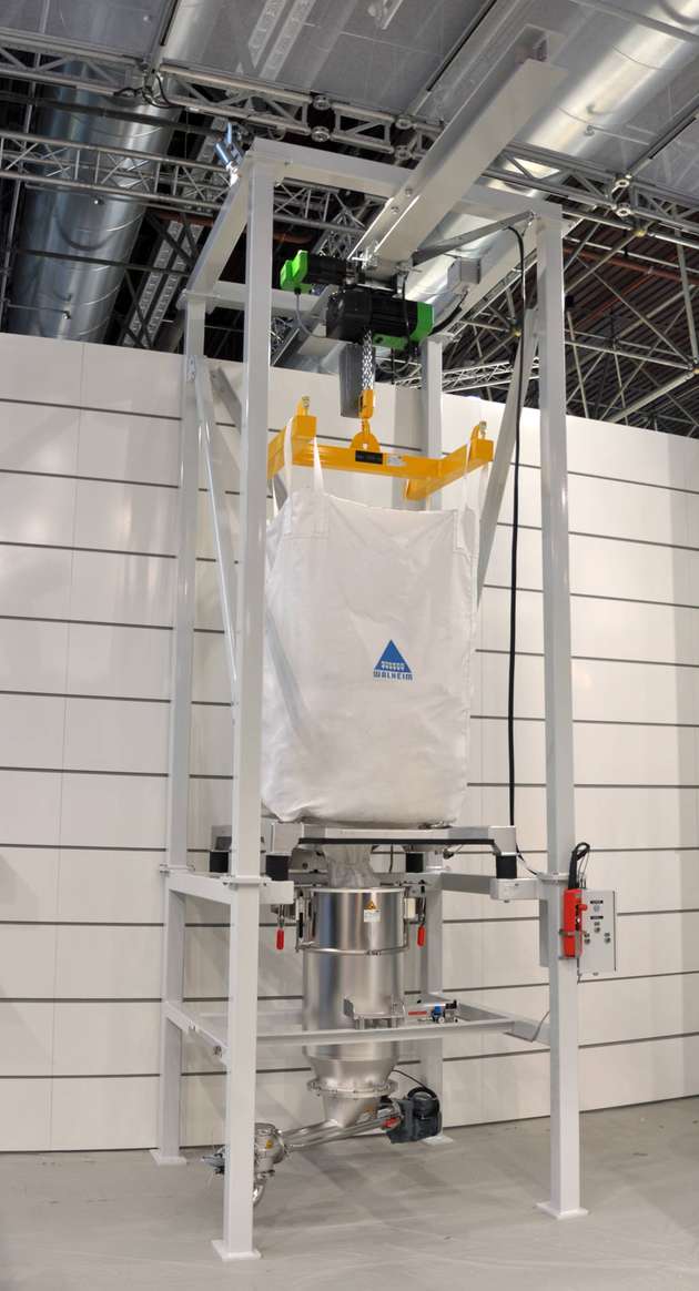 Um noch effizienter und günstiger zu werden, hat Azo ein modulares Konzept für eine Big-Bag-Entleerstation entwickelt. Je nach Anforderungen können aus einem Baukasten die benötigten Komponenten wie Gestell, Traverse, Kettenzug, Austragsunterstützung, Big-Bag-Anschlusssystem, Pufferbehälter und Austragsorgan ausgewählt werden. Durch die Modultechnik können eingesetzte Stationen bei sich ändernden Produktionsbedingungen mit minimalem Aufwand angepasst werden.