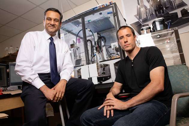 Rohit Bhargava, Professor für Bioengineering (links), und Matt Melber, Doktorand. Im Hintergrund zu sehen ist ein 3D-Drucker, der Strukturen aus Zucker herstellt.