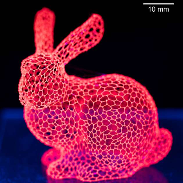 Ein mit dem 3D-Drucker hergestellter Hase aus Isomaltzucker gemischt mit einem leuchtend roten Farbstoff für die biomedizinische Bildgebung.