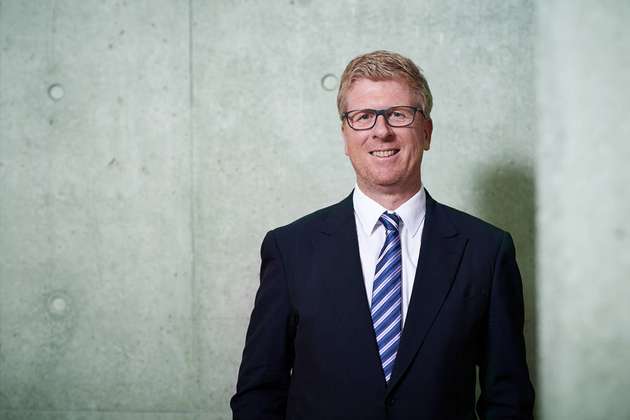 Jan-Christoph Maiwaldt, CEO der Noventic Group: „Wir müssen jetzt entschlossen vorangehen, sonst wird der Umbau zur klimaneutralen Volkswirtschaft am Ende sehr kostspielig. Dabei müssen die Möglichkeiten der Digitalisierung genutzt werden, um entscheidende Hebel anzusetzen. Um die optimalen Lösungen für effizienten Klimaschutz zu finden sowie Wohnungswirtschaft und Mieter nicht noch stärker zu belasten, muss die Politik einen Ordnungsrahmen vorgeben, der ebenso Sicherheit für Investoren bietet, wie Freiheiten für Entwickler und Unternehmer. Die Leitstudie bestärkt uns in unserer Überzeugung, dass möglichst viel Freiheit bei der technischen Ausgestaltung die Transformation beschleunigt und unnötige Kosten vermeidet.“