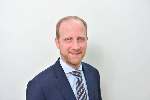 Dr. Martin Sabel, Geschäftsführung BWP: „Wärmepumpen in Kombination mit erneuerbarem Strom und Gebäudeeffizienz sind in jedem Fall ein unverzichtbares und untrennbares Trio für die Wärmewende. Spätestens jetzt sind wir an einem Punkt, an dem es bezüglich der Energiewende kein Erkenntnisproblem mehr gibt. Was bleibt, ist das Umsetzungsproblem. Wenn der Staat über Abgaben und Umlagen die CO2‐Vermeidung bestraft, kann die Energiewende nicht funktionieren. Je später die Politik dieses zentrale Thema angeht, desto schwieriger wird das ganze Projekt. Energiewende Lösungsvorschläge liegen auf dem Tisch, Die Zeit zu handeln, ist jetzt.“