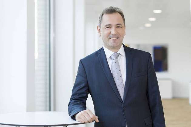 Prof. Dr. Gerald Linke, Vorstandsvorsitzender des DVGW: „Die Politik muss sich jetzt zu den angestrebten Klimazielen bis 2030 bekennen und die Transformationspfade verbindlich festlegen. Nur so kann die breite Markteinführung der notwendigen innovativen Technologien wie Power-to-Gas starten. So wird Deutschland zum Vorbild für den weltweiten Umbau komplexer Energiesysteme – und deutsche Energiewendetechnologien im globalen Wettbewerb zu Referenzprodukten.“