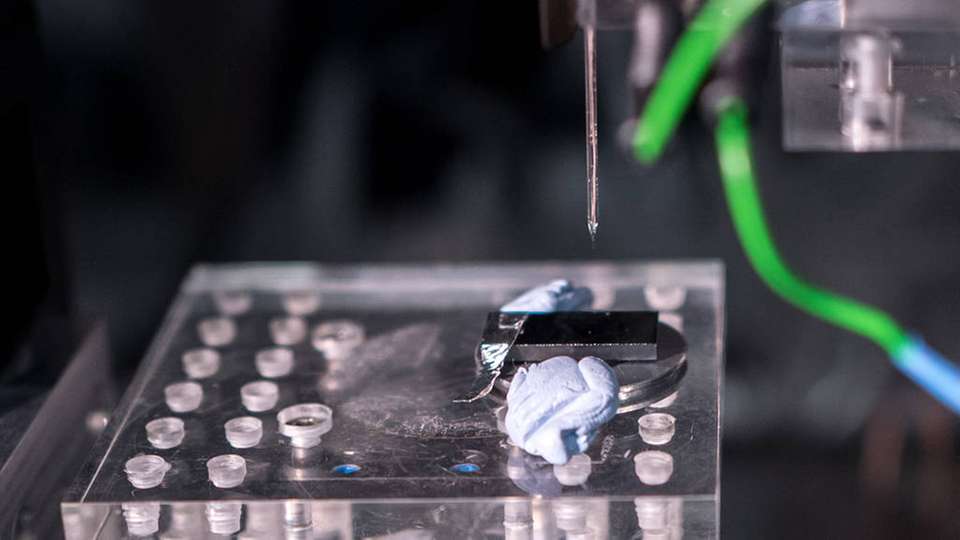  An der Ruhr-Universität testet ein Forscherteam neue Elektrodentechnik zunächst in kleinem Maßstab.