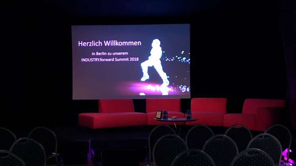 Die Bühne des INDUSTRY.Forward Summit kurz vor Beginn der Veranstaltung.
