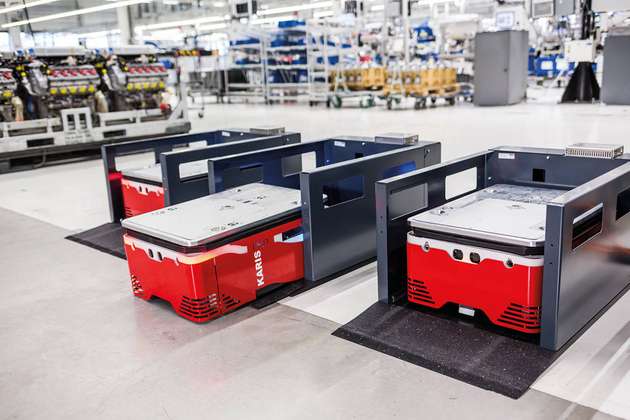 Karis Pro transportiert selbstständig Kisten oder sogar ganze Paletten in der Fabrikhalle.