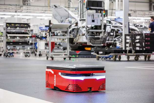 Ein Laserscanner erfasst die Umgebung, ein spezieller Antrieb stoppt das Fahrzeug im Falle möglicher Kollisionen, das maßgeschneiderte Fahrwerk sorgt für höchstmögliche Flexibilität auf engstem Raum.