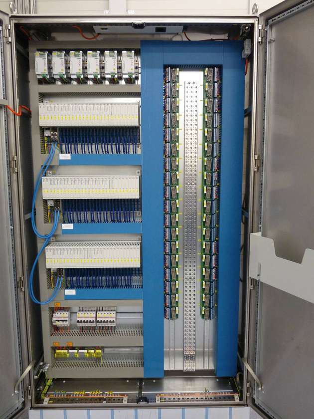 Anschlussfertig für den Plug-and-Play-Einsatz: ein vorverdrahteter Schaltschrank mit dem I/O-System Excom und angeschlossenen Rangierverteilern