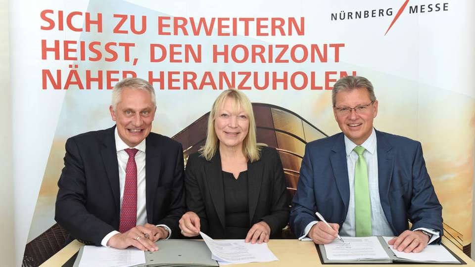 SPS IPC Drives bleibt langfristig in Nürnberg: Martin Roschkowski, Geschäftsführer Mesago Messe Frankfurt GmbH, und Petra Haarburger, Geschäftsführerin Mesago Messe Frankfurt GmbH, bei der Vertragsunterzeichnung mit Dr. Roland Fleck, CEO NürnbergMesse Group (v.l.n.r).