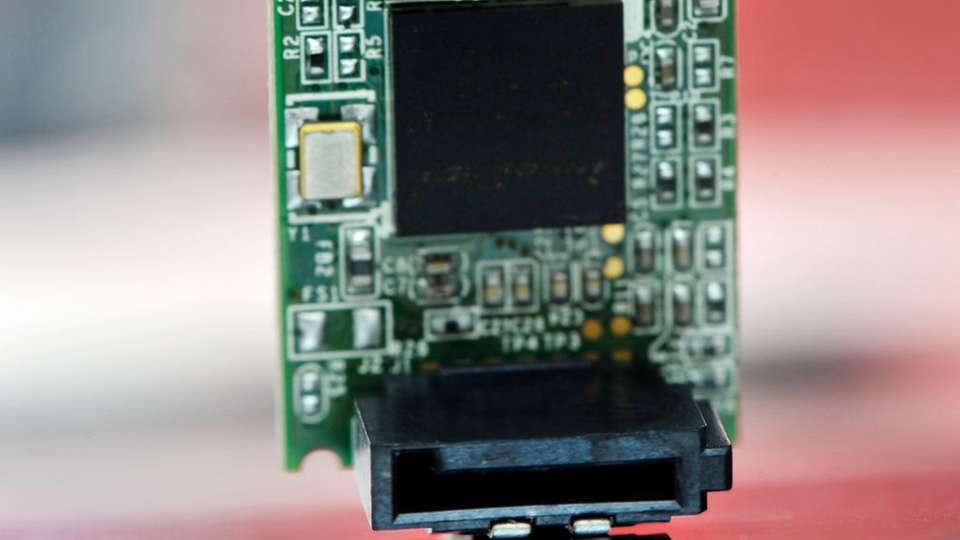  Speicherlösung für Industrie-Rechner: Der patentierte Flash-Speicher SATADOM (Hersteller: InnoDisk, Taiwan) ist eine besonders zuverlässige und platzsparende Speicherlösung für industrielle Rechner-Architekturen. Das unterstreichen auch die aktuellen Intel Romley-Serverboards, die SATADOM-Module anstelle einer Festplatte verwenden.
                      