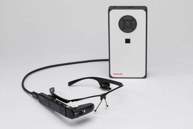 Zu sehen ist der mobile Edge-Computing-PC dynaEdge mit zugehöriger Datenbrille. Durch Assisted Reality stehen dem Träger zu jeder Zeit Hilfestellungen und Anleitungen zur Verfügung.