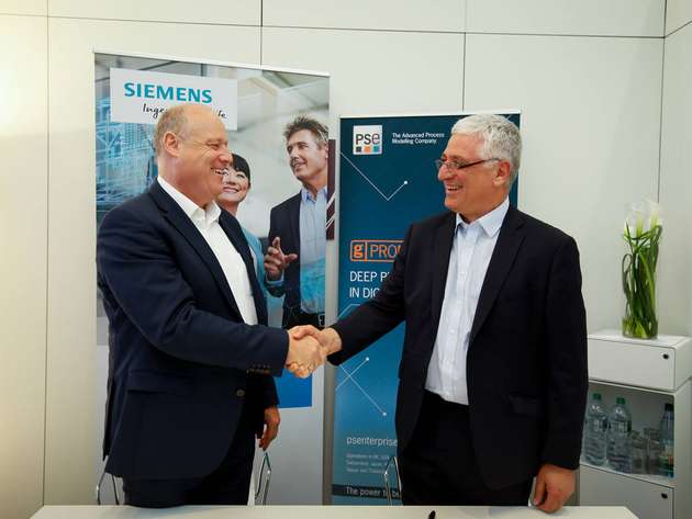 Siemens und PSE kooperieren bei modellbasierten Lösungen (v.l.n.r.): Costas Pantelides, Managing Direktor von PSE, Eckard Eberle, CEO der Business Unit Process Automation, Siemens. Die Stärken von PSEs Gproms Advanced Process Modelling Technologie stehen damit auch im Rahmen des Siemens-Portfolios für Automatisierung und Digitalisierung in der Prozessindustrie zur Verfügung. Im Rahmen der Kooperation werden neue modellbasierte Lösungen angeboten: Überwachung und Monitoring von Anlagenkomponenten, Soft-Sensoren, Vorausberechnung der Anlagenperformance, Echtzeit-Optimierung und Operator Training auf Basis detaillierter Prozessmodelle. Alle diese Lösungen basieren auf der Kombination von Prozessmodellen, die tiefes Prozesswissen beinhalten, mit Echtzeit- und historischen Prozessdaten. Der Kundennutzen solcher Anwendungen besteht unter anderem in optimierten Produktionsabläufen aufgrund von Echtzeitinformationen, welche eine bessere Entscheidungsgrundlage schaffen. Dies vereinfacht die Instandhaltung, beispielsweise durch die Möglichkeit der Vorausberechnung von Restlaufzeiten, die durch Verschmutzungen oder Verrußungen entstehen können. Darüber hinaus lässt sich durch Echtzeitoptimierung die Wirtschaftlichkeit steigern und der Zustand von Anlagenkomponenten infolge von Monitoring verbessern.
Diese Technologien bringen neue Produktivitätspotentiale in die Branchen Chemie & Petrochemie, Öl & Gas, Raffinerien, Pharmazie, Nahrungs- & Genussmittel sowie Wasser. 