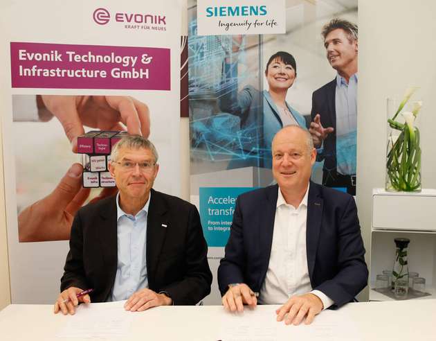 Siemens und Evonik vereinbaren eine Technologiepartnerschaft zum Datenmanagement in Comos (v.l.n.r.): Dr. Wilhelm Otten, Head of Process Technology and Engineering, Evonik Technology & Infrastructure, und Eckard Eberle, CEO der Business Unit Process Automation, Siemens. Ziel der Partnerschaft ist die Entwicklung und Integration eines Asset-Lifecycle-Datenmodells in die Siemens-Softwarelösung Comos. Das Asset-Lifecycle-Datenmodell wurde von Evonik auf Basis des internationalen Standards DEXPI, ISO 15926 und weiterer international gültiger Normen definiert. Es deckt dabei die für Chemieindustrieanlagen relevanten Elemente und Strukturen in einem durchgängigen Datenmodell über den gesamten Lebenszyklus ab – von der Produktentwicklung über Anlagenplanung und -betrieb bis schließlich zur Stilllegung. Siemens und Evonik entwickeln die Anwendung zur softwareseitigen Unterstützung des gesamten Engineering- und Operation-Prozesses. Die Ergebnisse dieser Kooperation werden dabei Bestandteil des Comos Software-Portfolios.