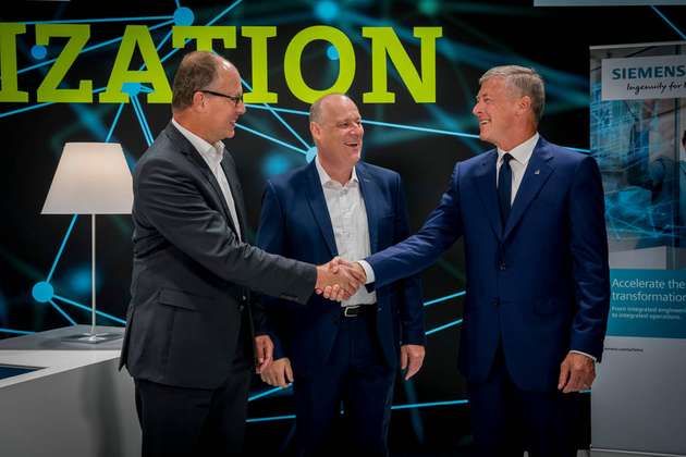 Siemens und der Industriedienstleister Bilfinger vertiefen ihre Kooperation (v.l.n.r.): Jürgen Brandes, CEO der Siemens Division Process Industries and Drives, Eckard Eberle, CEO der Siemens Business Unit Process Automation und Tom Blades, Vorstandsvorsitzender von Bilfinger. Im Rahmen der Kooperation wird Bilfinger die Digitalisierung seiner weltweiten Unternehmensstandorte und -Gesellschaften mit der Engineering & Maintenance Plattform Comos vorantreiben. Die Software aus dem Digital Enterprise-Portfolio von Siemens ermöglicht zum einen die enge Zusammenarbeit von verschiedenen Bilfinger-Standorten und -Kunden auf einer gemeinsamen Datenbasis und bietet zudem genügend Flexibilität für individuelle Projektanforderungen. Siemens erhält durch den Einsatz von Comos bei Bilfinger wertvolles Feedback zur Verwendung der Engineering & Maintenance Plattform – gerade auch aus dem Mittelstand – und kann so die Entwicklung von Comos anhand dieses Feedbacks gezielt vorantreiben. 