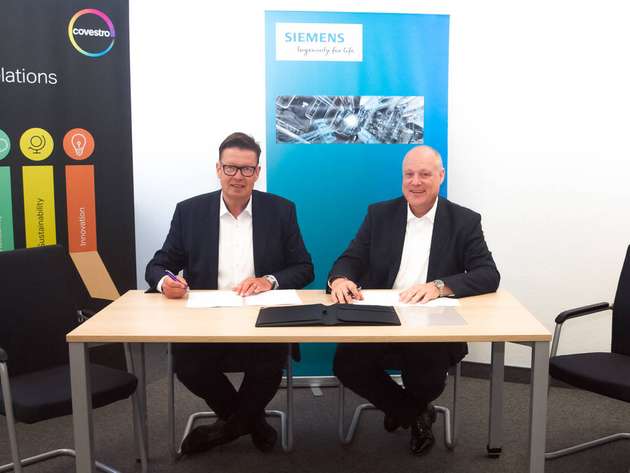 Siemens und die Covestro Deutschland vertiefen strategische Partnerschaft im Rahmen der Digitalisierung (v.l.): Dr. Klaus Schäfer, Chief Technology Officer, Mitglied des Vorstands, Covestro Deutschland, und Eckard Eberle, CEO der Business Unit Process Automation, Siemens. Die Partner haben einen gemeinsamen Joint-Business-Development-Plan abgeschlossen, um die langjährige vertrauensvolle Partnerschaft zwischen beiden Firmen, insbesondere im Bereich der Digitalisierung, strategisch weiter voranzubringen. Die Basis dafür bildet die innovative und auf Nachhaltigkeit ausgerichtete Unternehmenskultur beider Unternehmen. Ein Schwerpunkt der Zusammenarbeit liegt darin, die Verfügbarkeit sämtlicher Assets in einer Anlage zu erhöhen und dem Anlagenpersonal eine schnelle und aussagekräftige Entscheidungsgrundlage für ihre Arbeit zu geben. Das Ziel ist es, die Anlagen durch bewährte Produkte und innovative Services zuverlässiger zu machen und Entwicklungen zum Zustand der Assets einer Anlage zuverlässiger vorhersagen zu können. Durch den Einsatz von Mindsphere von Siemens werden neue Analysemethoden möglich.
