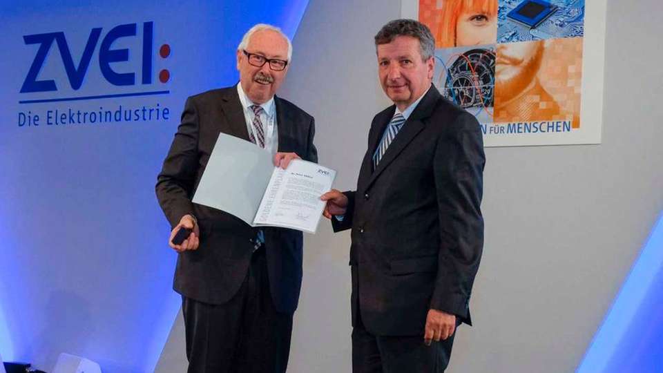 Michael Ziesemer, Präsident des Zentralverband Elektrotechnik- und Elektronikindustrie (li.), überreicht Weidmüller Aufsichtsratsmitglied Dr. Peter Köhler die Auszeichnung.