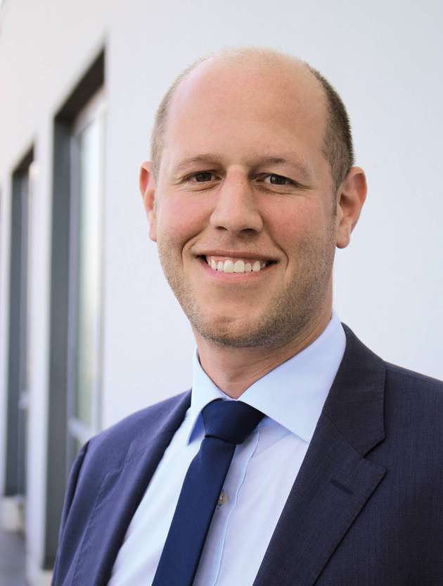 „Auf keiner anderen Messe in dieser Branche präsentieren so viele Aussteller aus aller Welt ihre Produkte, Verfahren und Dienstleistungen – und ist so ein hochwertiges Publikum vertreten. Ein auffallender Trend dieses Jahr war das Thema Digitalisierung, sowohl auf den Messeständen als auch im Kongressprogramm, beispielsweise in Form von Augmented Reality. Eine digitale Logistik bringt Kosten-, Transparenz-  und Geschwindigkeitsvorteile. Speziell die Intralogistik kann durch smarte Integration digitaler Technologien umweltschonender und effizienter gestaltet werden. Ein Thema, mit dem sich die Beumer Group intensiv beschäftigt. Die Vernetzung von Maschinen und die Umstellung auf digitale Prozesse wird uns sicher auch auf der Achema 2021 beschäftigen. Dazu kommt die steigende Modularisierung.“
Christian Freise, Director Sales Chemical Division, Beumer Group