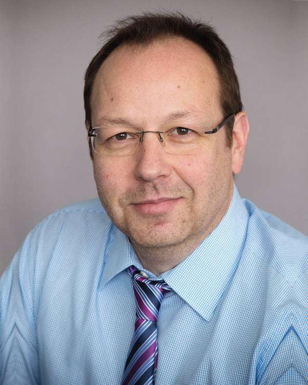 „Die Achema 2018 hat die große Dynamik in den drei aktuell wichtigen Zukunftsfeldern der Prozessindustrie – Flexibilität, Modularität und Digitalisierung – gut erkennen lassen. Die anfänglichen Visionen und Roadmaps der letzten Jahre konkretisieren sich zunehmend, so dass eine große Bandbreite an Produkten, Dienstleistungen und Forschungsergebnissen zu diesen Themen in vielen Messehallen zu finden war. Diese beeindruckende Spannbreite macht die Achema alle drei Jahre zu einer unverzichtbaren Plattform für die chemische Prozesstechnik. Für uns als Vertreter der Angewandten Forschung ist dies eine ideale Gelegenheit unsere neuesten Forschungsergebnisse anzubieten und zukünftige FuE-Arbeiten gemeinsam mit der Industrie voranzubringen.“
Stefan Löbbecke, Head of Department Energetic Materials, Fraunhofer Institute for Chemical Technology ICT