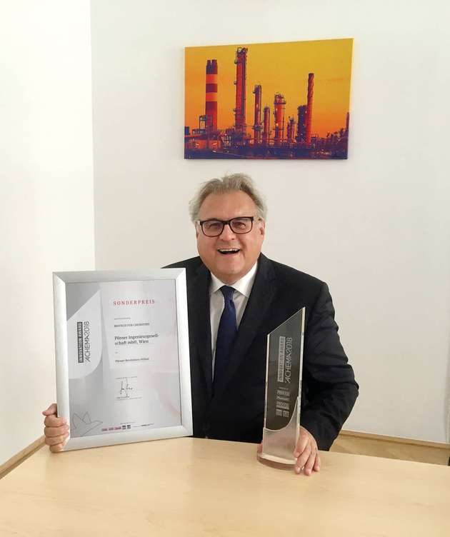 „Das Achema-Fokusthema „Biotech for Chemistry“ ist ein Trend, den auch die Pörner Gruppe bedient. Mit dem Gewinn des Innovation-Awards für die Reishülsen-Technologie in dieser Kategorie haben wir ein starkes Zeichen gesetzt, dass Ökonomie und Ökologie vereinbar sind. Die patentierte Technologie ermöglicht die nachhaltige Herstellung von High-Tech-Silikaten aus dem Abfallprodukt Reisschale. Die Planung der weltweit ersten Anlage zur Herstellung von e-crude aus CO2, Wasser und Ökostrom zielt ebenfalls auf diesen Trend und fand hohe Aufmerksamkeit unter den Besuchern. Insgesamt verlief die Achema für uns als Anlagenplaner erfolgreich. Die Gespräche mit potentiellen Kunden aus der ganzen Welt waren quantitativ als auch qualitativ hochwertig.“
Peter Schlossnikel, Geschäftsführer, Pörner Gruppe
