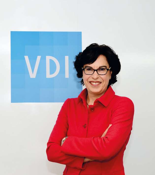 „Highlight der Achema 2018 waren die vielen jungen Besucher und jungen Aktionen, die wir als Verein Deutscher Ingenieure (VDI) begleitet und unterstützt haben, wie der Achema-Gründerpreis für innovative Start-ups, die Achema-Reporter der VDI-Mitgliedzeitschrift CITplus des Wiley Verlags und die Schüler-Ralley des IASS Potsdam. Die Achema 2018 präsentierte sich erneut als Leitmesse für die Chemie- und Prozessindustrie, auf der viele innovative Themen wie Ressourceneffizienz, Modulare Anlagen, Biotechnologie, Medizintechnik und auch Natur- und Umweltschutz zunehmend Raum gewinnen und auch auf dem VDI-Stand nachgefragt wurden.“
Dr. Ljuba Woppowa, Geschäftsführerin, VDI-Gesellschaft Technologies of Life Sciences, VDI-Gesellschaft Verfahrenstechnik und Chemieingenieurwesen