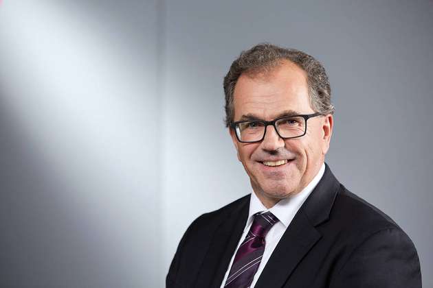 „Die Achema ist für uns die wichtigste Leitmesse für die Prozessindustrien, auf der Innovationen gezeigt und globale Trends diskutiert werden. Highlight war zu sehen, wie die Digitalisierung auch in den Prozessindustrien Einzug hält. Und zwar durch Innovationen im Feld bis hin zu Cloud-Lösungen, die neue Instandhaltungskonzepte ermöglichen. Und natürlich die Weltpremiere unseres Unterwasserroboters, der sich mittels Längsflossen fortbewegt und autonom durch Rohrsysteme navigiert. Hiermit setzen wir einmal mehr einen Impuls für die Arbeit autonomer Roboter und neuer Antriebstechnologien für den Einsatz in flüssigen Medien. Digitalisierung und modulare Anlagen werden neue Möglichkeiten der Produktion eröffnen und die Themen der Achema 2021 werden.“
Dr. Eckhard Roos, Leiter Global KAM and ISM Process Industries, Festo