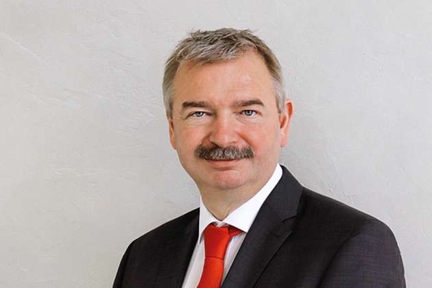 „Für uns als Spezialist für Druck- und Temperaturmesstechnik sind das internationale Fachpublikum sowie der Fokus auf die Prozessindustrie große Pluspunkte der Achema. Die gute, themenorientierte Belegung der Hallen ermöglicht zudem eine gezielte Kundenansprache. Besonders gefreut haben uns in diesem Jahr die zahlreichen positiven Rückmeldungen auf unsere neue Geräteserie – diese zeigen, dass wir uns auch vor größeren Wettbewerbern nicht verstecken müssen. Ein Trend, der sich schon jetzt abgezeichnet hat, ist die zunehmende Digitalisierung: Unsere IO-Link-Serie für hygienische Prozesse ist schon in diesem Jahr auf großes Interesse gestoßen und wir erwarten, dass das Thema 2021 noch stärker in den Fokus rücken wird.“
Matthias Dühr, ppa. Sales Director, Labom Mess- und Regeltechnik