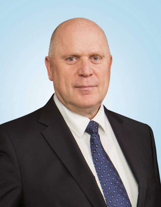 „Die Achema ist für unsere Business Unit Optima Pharma die wichtigste Leitmesse. Daher messen wir ihr eine große Bedeutung bei. Attraktiv macht die Achema für uns, dass sie von internationalem Fachpublikum aus aller Welt besucht wird. Ihr Schwerpunkt macht die Achema ebenfalls so besonders. Die Highlights für uns waren alle Themen rund um die Prozesssicherheit und die Digitalisierung. Grundsätzlich stehen Prozesse im Vordergrund statt einzelne Anlagen oder Maschinen. Die gemeinsame Entwicklung mit unseren Kunden in den Projekten wird immer wichtiger. Wir glauben, dass auf der Achema 2021 flexible Maschinenlösungen für eine effiziente Produktion, die Time­to­Market und alle Themen rund um die Digitalisierung im Fokus stehen werden.“
Gerhard Breu, Chairman Optima Pharma, Optima packaging group