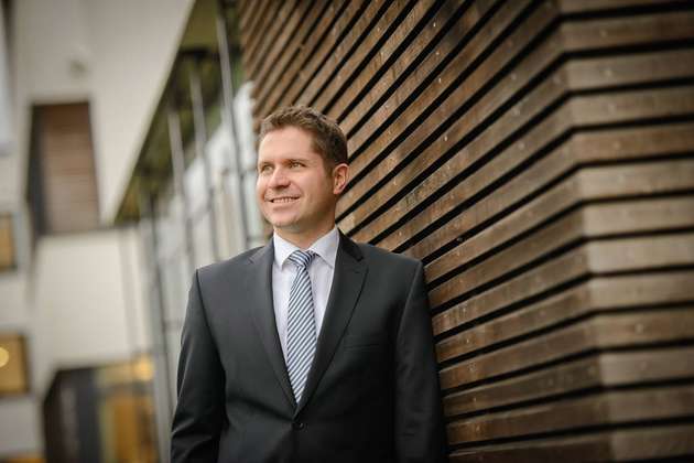 „Die Achema ist für uns die ideale Plattform, um neue Produkte und Prozesse fokussiert in unseren Kernmärkten vorzustellen, also etwa für Chemikalien, Biopharmazeutika und die industrielle Abwasseraufbereitung. Trotz Internet – das Anfassen am Stand bleibt sehr wichtig. Ich finde ehrlich, dass die spannendsten Ausstellungsstücke auf unserem Messestand standen – in Form von vier neu vorgestellten Innovationen für die Verfahrensindustrie. Digitalisierung und Industrie 4.0 sind die Trends – allerdings gibt es noch wenig Greifbares. Die Achema 2021 wird sicher mehr konkrete Anwendungsbeispiele liefern, ebenso wie Maintenance-Konzepte, mit denen Unternehmen die Leistung ihrer Anlagen verbessern. Auch Energieeffizienz und Abwasservermeidung werden 2021 große Themen sein.“
Christian Stoffers, Bereichsleiter Energy Division, Alfa Laval Mid Europe