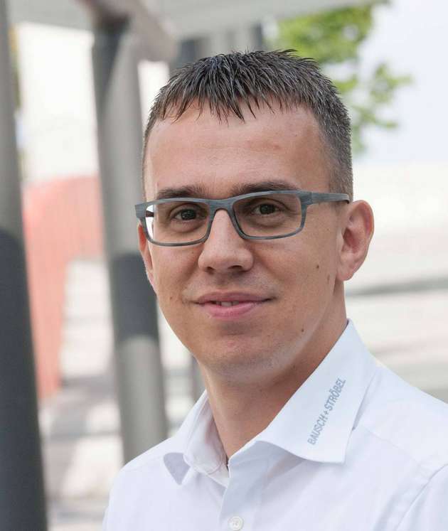 „Von der Achema werden mir vor allem interessante Kontakte mit Menschen aus aller Welt in Erinnerung bleiben. Mich hat besonders der Besuch vieler muslimischer Kunden gefreut, die gekommen sind, obwohl die Messe während des Ramadan stattfand. Wir hatten gute Gespräche, größtenteils über konkrete Projekte. Gefragt sind nach wie vor Produktionsanlagen, die vielseitig einsetzbar sind. Hier liegen wir mit unserem flexiblen Produktionssystem richtig. Als Besucher der Messe waren für mich technische Weiterentwicklungen etwa beim Condition Monitoring interessant. Ich bin auf die weitere Entwicklung gespannt. Auch Trends im Bereich Digitalisierung, die auch wir vorantreiben, sind spannend. Dieses Thema wird sicher auch auf der Achema 2021 zentral sein.“
Markus Hörsch, Verkaufsleiter, Bausch+Ströbel Maschinenfabrik