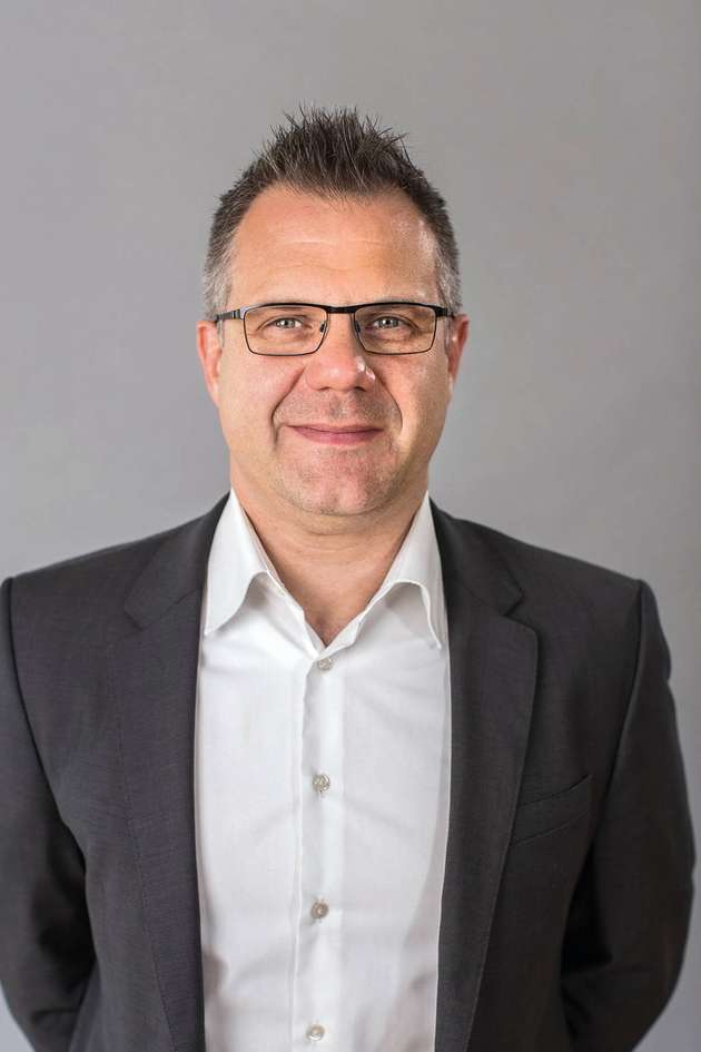 „Die Achema ist die Hauptmesse für unsere Branche der explosionsgeschützten Kommunikationsgeräte. Unter den internationalen Fachbesuchern war eine Vielzahl unserer Kunden und Geschäftspartner, sodass man die einmalige Gelegenheit des persönlichen Austausches über Branchennews, Entwicklungen und Trends nutzen konnte. Im Fokus standen Themen wie Industrie 4.0, Internet of Things und Virtual Reality. Viele Unternehmen sind in diesen Bereichen bereits aktiv. Die Meisten stehen hier jedoch erst am Anfang. Es muss noch viel getan werden, bis diese Zukunftsprojekte umgesetzt werden können. Die weitere Entwicklung von Industrie 4.0, IoT und Virtual Reality wird somit sicherlich Trend für die Achema 2021 sein.“
Martin Haaf, Geschäftsführer, i.safe Mobile