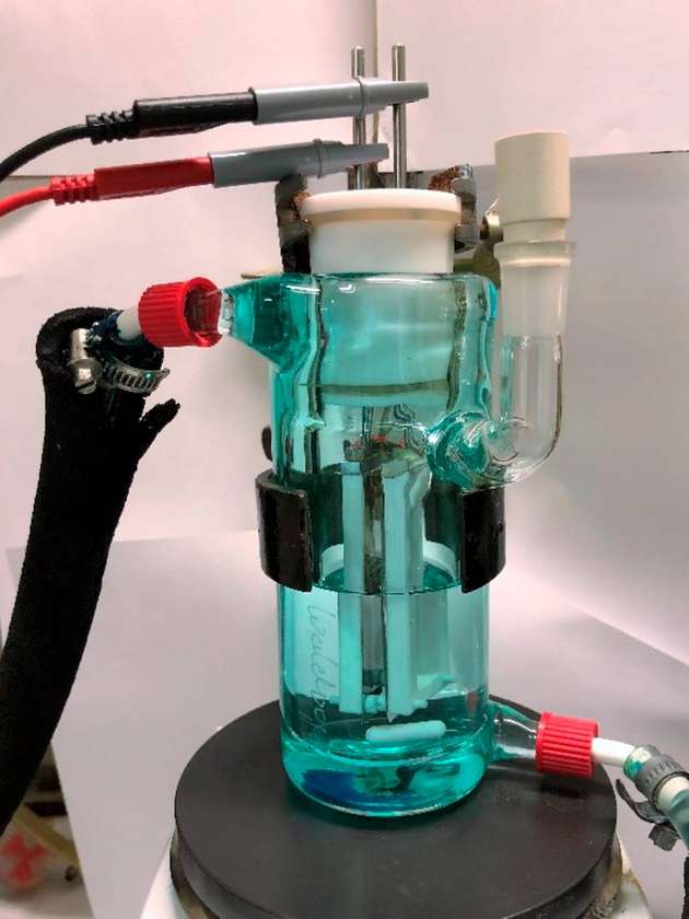 In dieser einfachen, selbstgebauten Apparatur erforschten die Mainzer Chemiker den elektrochemischen Schlüsselschritt.