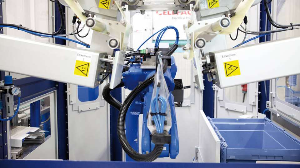 Mit Hilfe von Robotern lassen sich zum Beispiel Gießharzbeutel automatisiert beidseitig etikettieren.