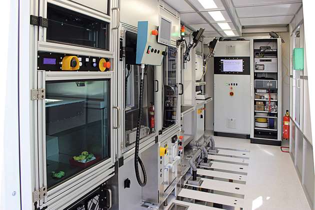 Blick ins Innere: ein modulares und intelligent vernetztes Fertigungssystem auf kleinster Fläche