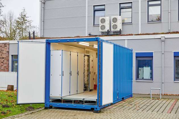 Regenerative Energien für die E-Mobiltität: In Spitzenzeiten wird der Ladeprozess mittels Batteriespeicher optimiert.