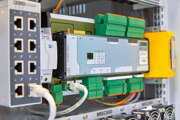 Integrierte Ladesteuerung: Für die Kommunikation und Steuerung einer Ladestation bildet die EVCC Professional das Kernelement.