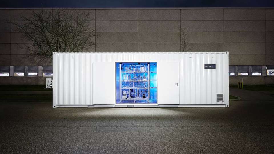 Ineratec baut chemische Reaktoren, die so kompakt sind, dass die gesamte Anlage fertig montiert in einen Schiffscontainer passt.