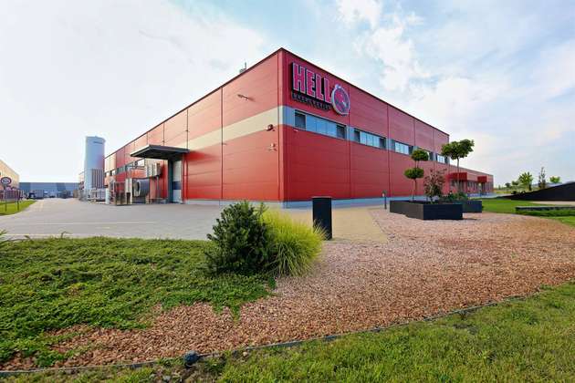 Die knallrote Fabrik von HELL ENERGY in Szikszó, Nordungarn, ist ein echter Hingucker. Modernste Abfüll- und Fördertechnik ermöglicht die Produktion von 4,5 Millionen Dosen Energydrink – am Tag.