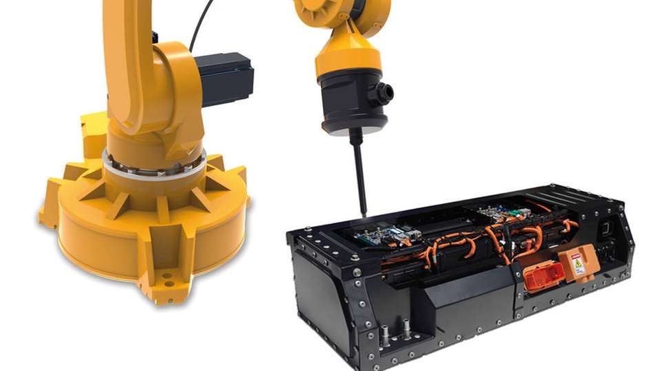 Bei der automatisierten Schnüffel­lecksuche bewegt ein Roboterarm eine Messsonde zum Prüfling, um austretendes Prüfgas zu erfassen.